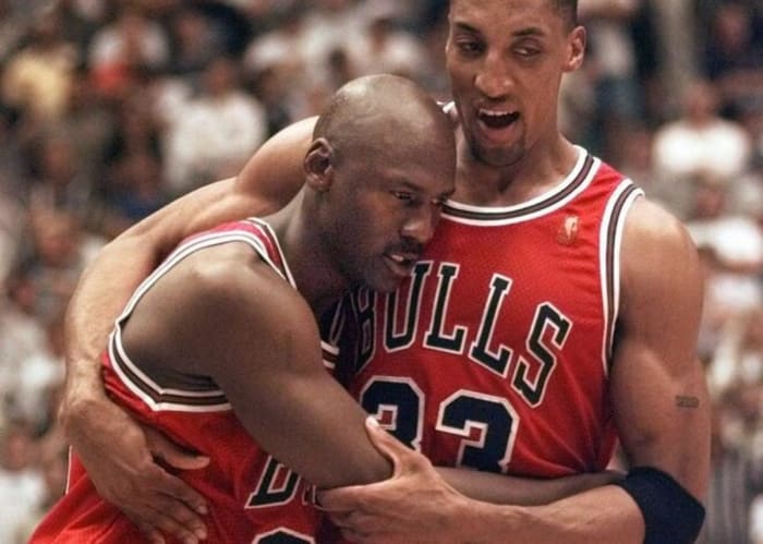 jodan-flu-game-held-up-by-pippen-660x470